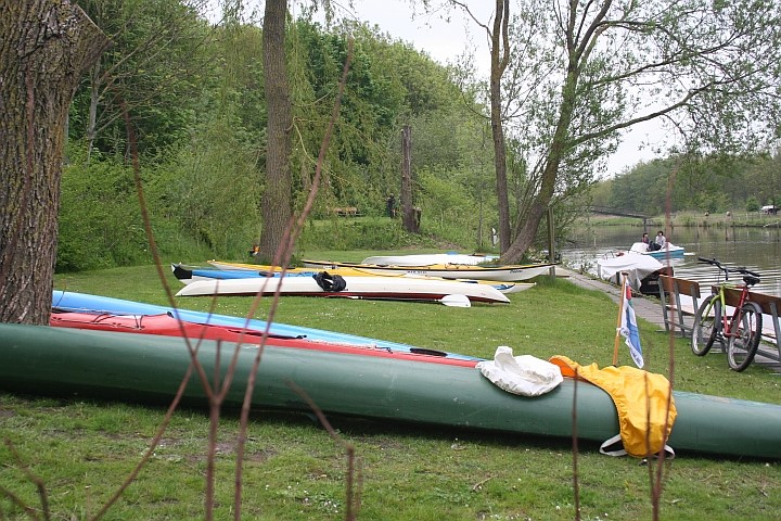 Eigen en onze kano's op de camping