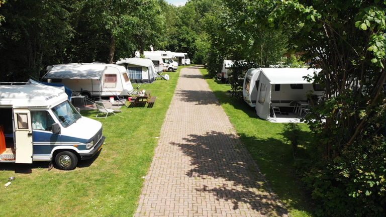 Verharde caravan en camperplaatsen
